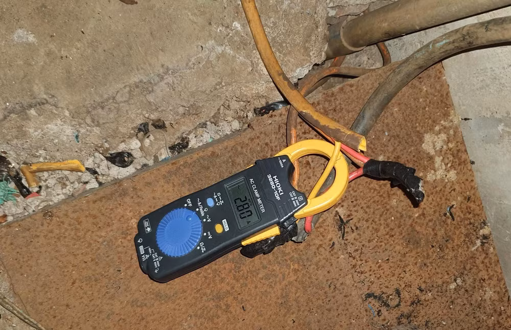 Thiết bị trộm cắp điện của hộ ông Kh. bị cơ quan chuyên môn thu giữ.