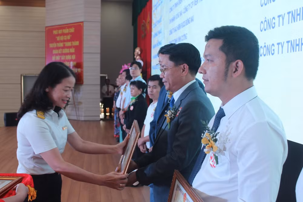 Đồng Nai tuyên dương 385 doanh nghiệp nộp thuế tiêu biểu ảnh 1