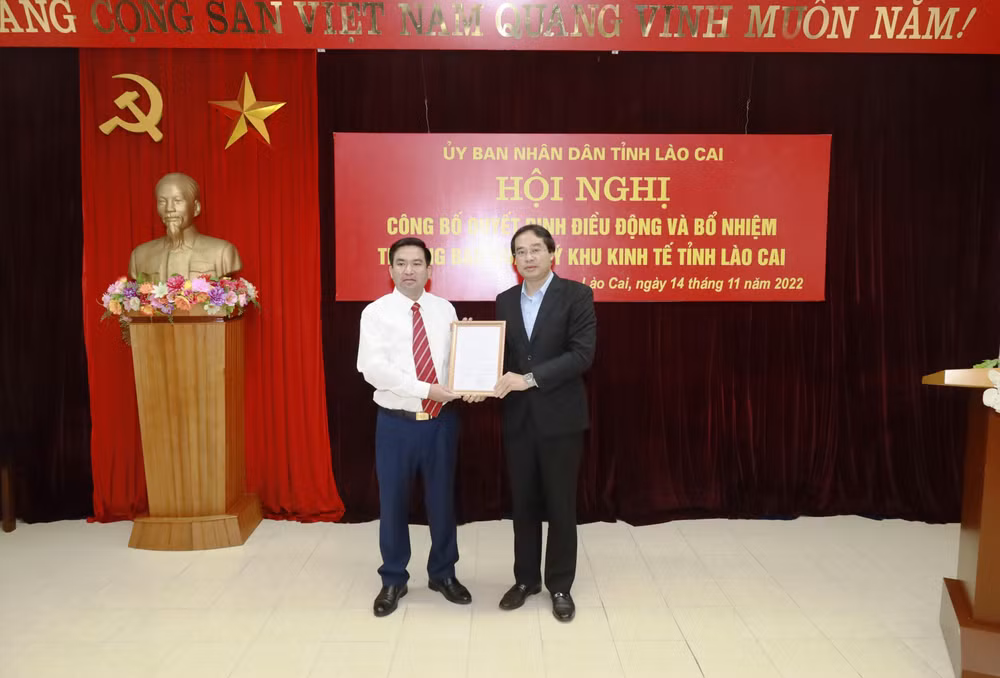Trưởng Ban quản lý Khu kinh tế tỉnh Lào Cai Vương Trinh Quốc nhận nhiệm vụ.