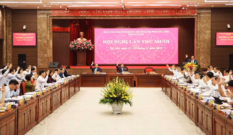 Các đại biểu biểu quyết thông qua chương trình Hội nghị.