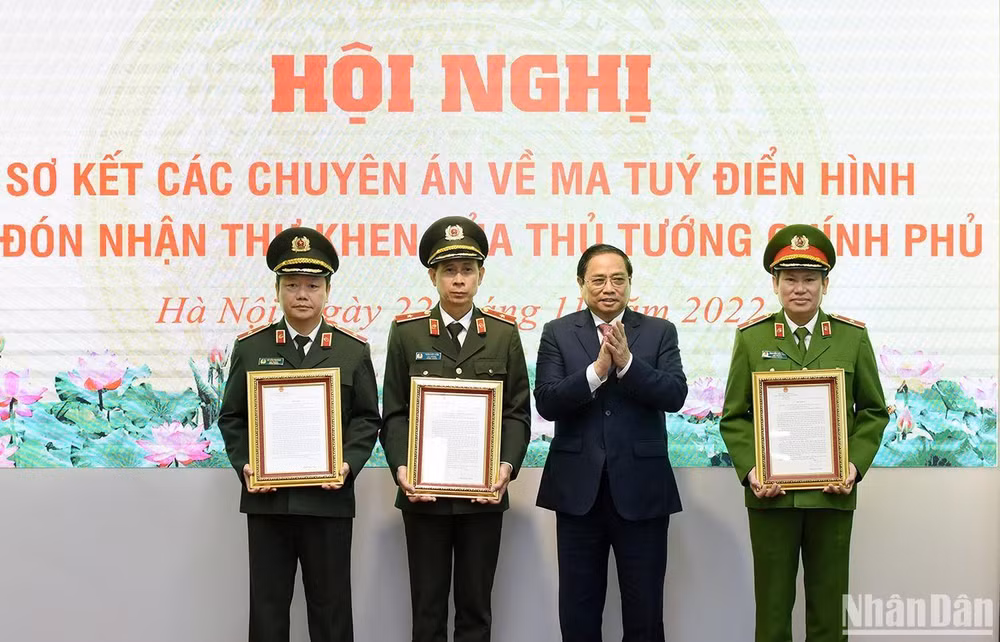 Thủ tướng Phạm Minh Chính trao thư khen cho các tập thể có thành tích xuất sắc trong các chuyên án về ma túy.