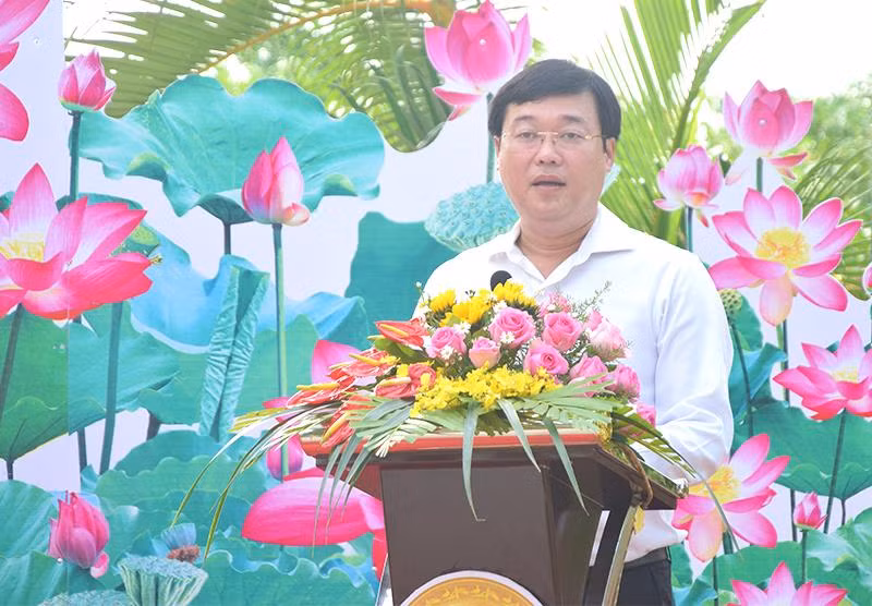 Bí thư Tỉnh ủy Đồng Tháp Lê Quốc Phong phát biểu tại buổi lễ trao Huy hiệu Đảng.