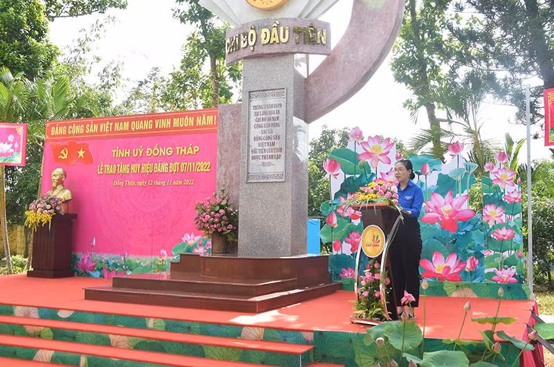 Đảng viên trẻ bày tỏ cảm nghĩ tại buổi trao Huy hiệu Đảng ở Chi bộ An Nam Cộng sản Đảng đầu tiên của tỉnh Đồng Tháp.