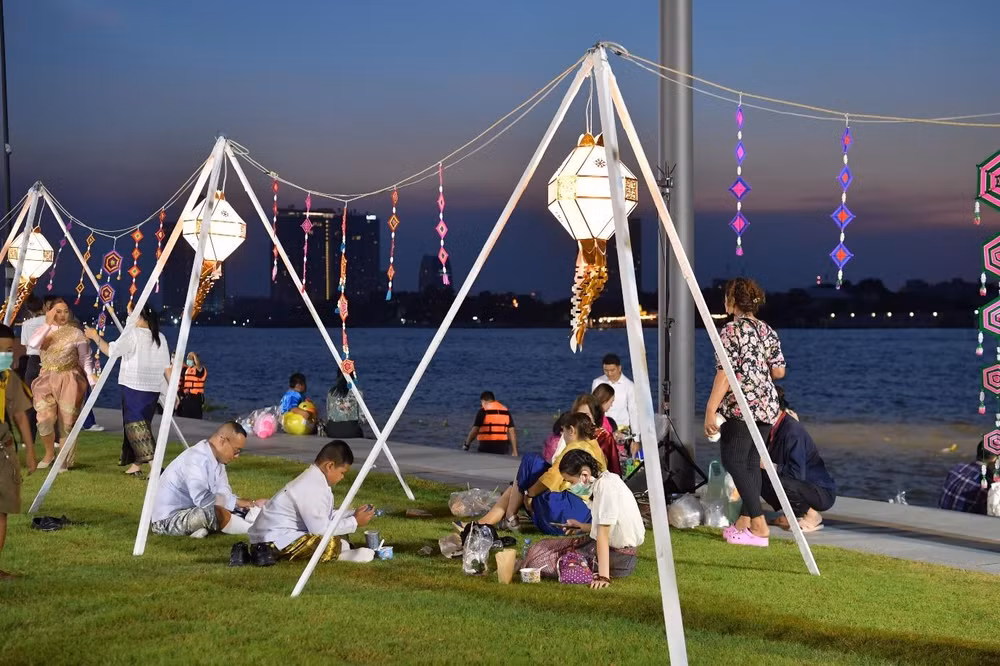 Vào ngày lễ, người dân Thái Lan khoác lên mình những trang phục truyền thống và cùng gia đình, người thân, bạn bè tới các con sông, hồ để thực hiện nghi lễ thả đèn hoa đăng.