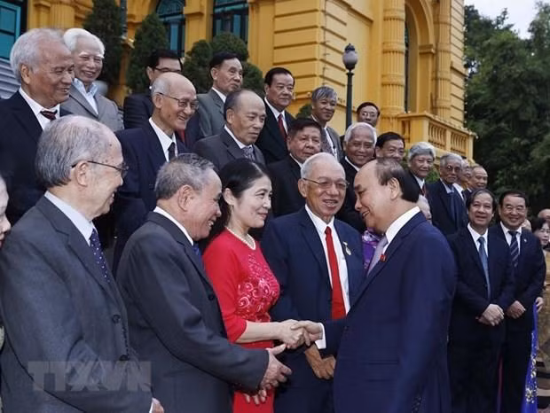 Chủ tịch nước Nguyễn Xuân Phúc với đoàn đại biểu Hội Cựu Giáo chức Việt Nam. (Ảnh: TTXVN)