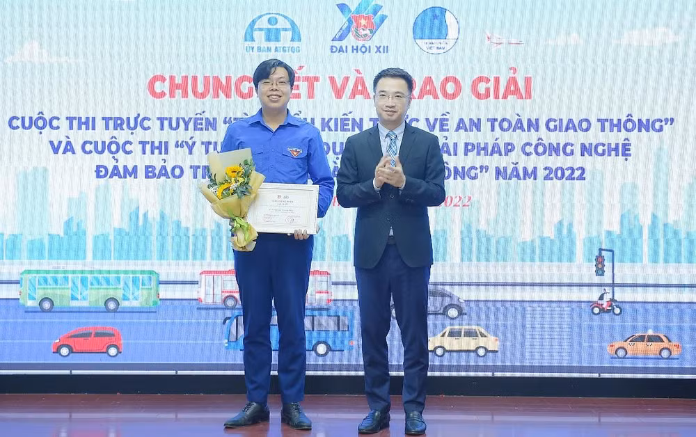 Bí thư Trung ương Đoàn Thanh niên cộng sản Hồ Chí Minh Nguyễn Tường Lâm (bên phải) trao giải Nhất Cuộc thi trực tuyến “Thanh niên với văn hóa giao thông” năm 2022 tặng thí sinh Nguyễn Hoàng Phúc. 