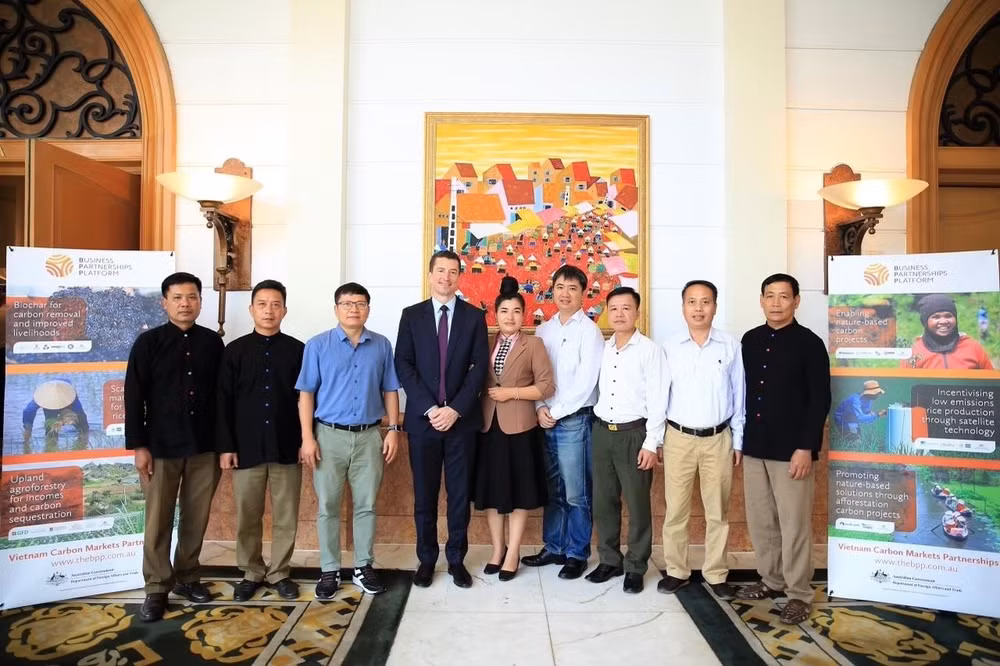 Đại biện lâm thời Đại sứ quán Australia tại Việt Nam Mark Tattersall và các đại biểu của dự án quan hệ đối tác: "Trồng cây vùng cao để tạo thu nhập và hấp thụ carbon". (Ảnh: Đại sứ quán Australia tại Việt Nam)