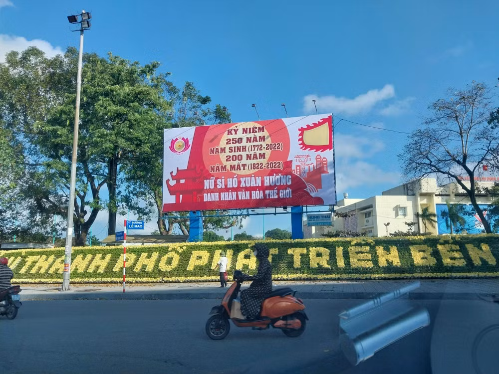 Kỷ niệm 250 năm năm sinh, 200 năm năm mất nữ sĩ Hồ Xuân Hương (1772-1822).