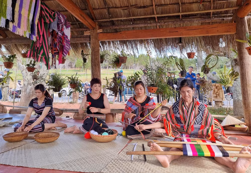 Sắc màu thổ cẩm Tây Nguyên.