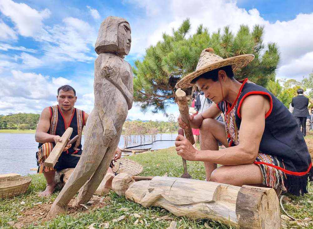 Nghệ nhân dùng đục tạc tượng gỗ.