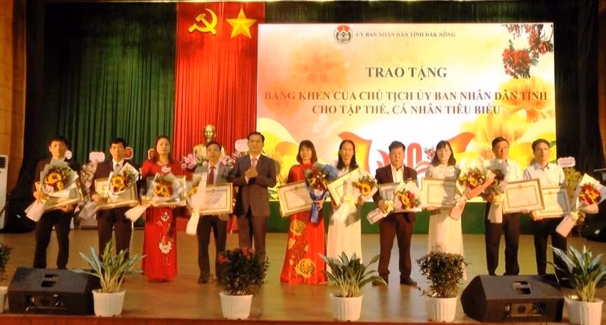 Tỉnh Đắk Nông trao tặng Bằng khen cho 10 tập thể có đóng góp cho sự phát triển ngành giáo dục và đào tạo tỉnh Đắk Nông.