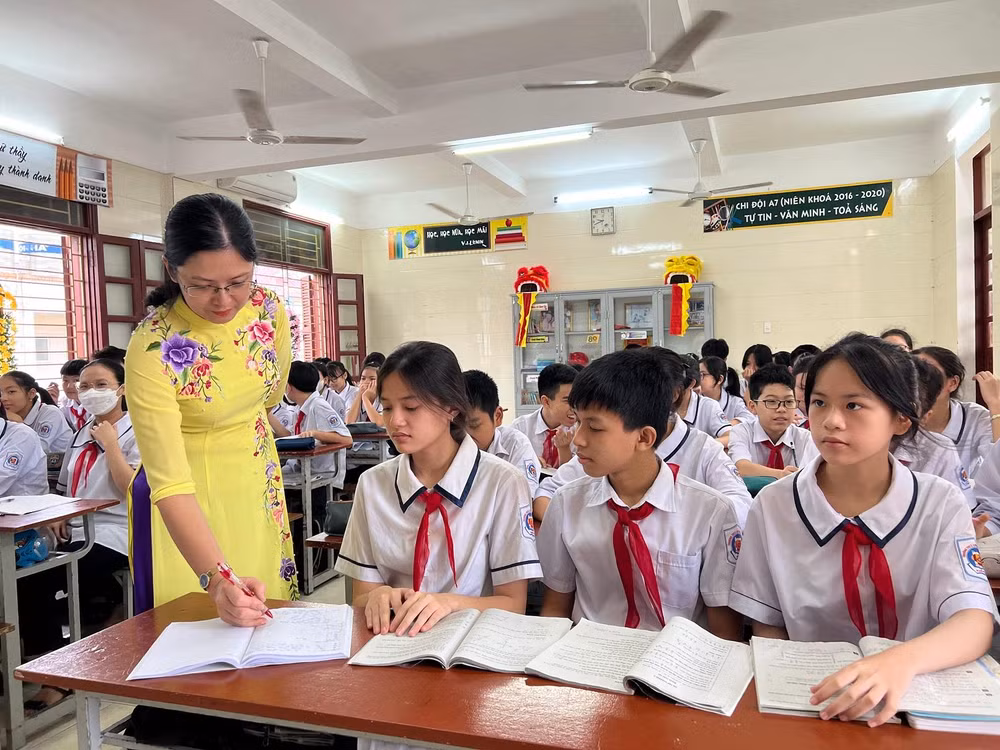 Cô giáo Trịnh Thị Thu Trang, Trường trung học cơ sở Lương Khánh Thiện, quận Kiến An, Hải Phòng trong giờ lên lớp.