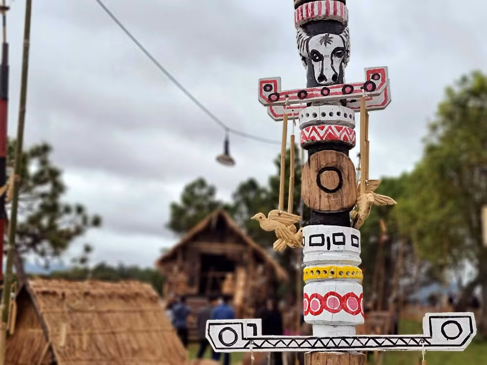 Hoa văn và nghệ thuật điêu khắc dân gian trên cây nêu của đồng bào dân tộc Tây Nguyên.