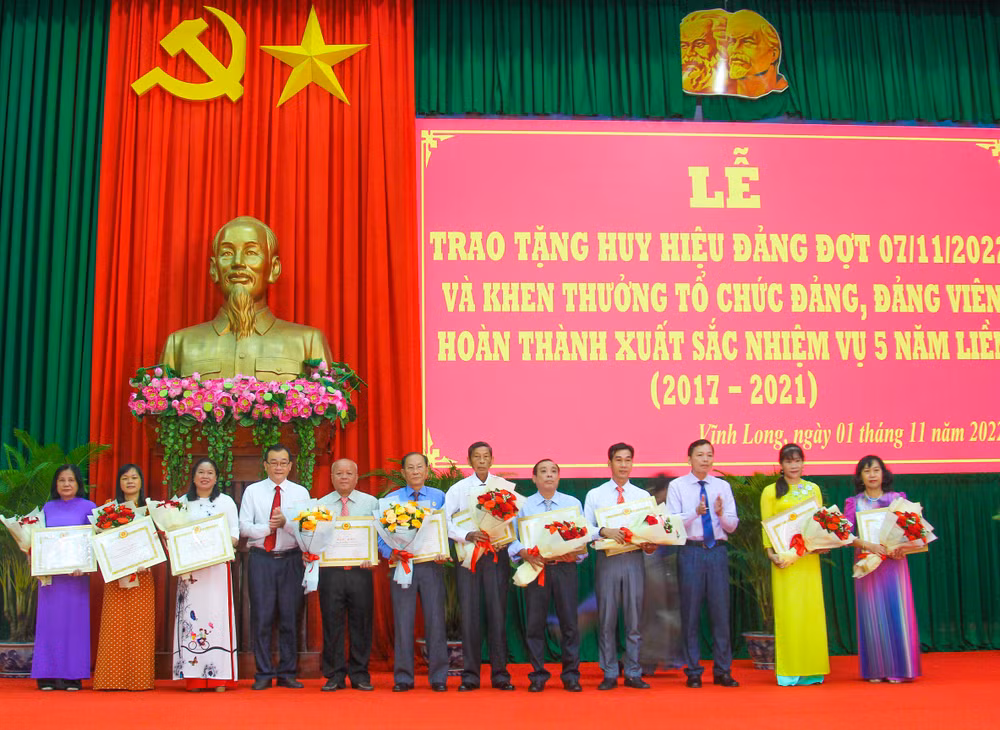 Lãnh đạo tỉnh Vĩnh Long trao thưởng cho những đảng viên “Hoàn thành xuất sắc nhiệm vụ tiêu biểu 5 năm liền (2017-2021)”.