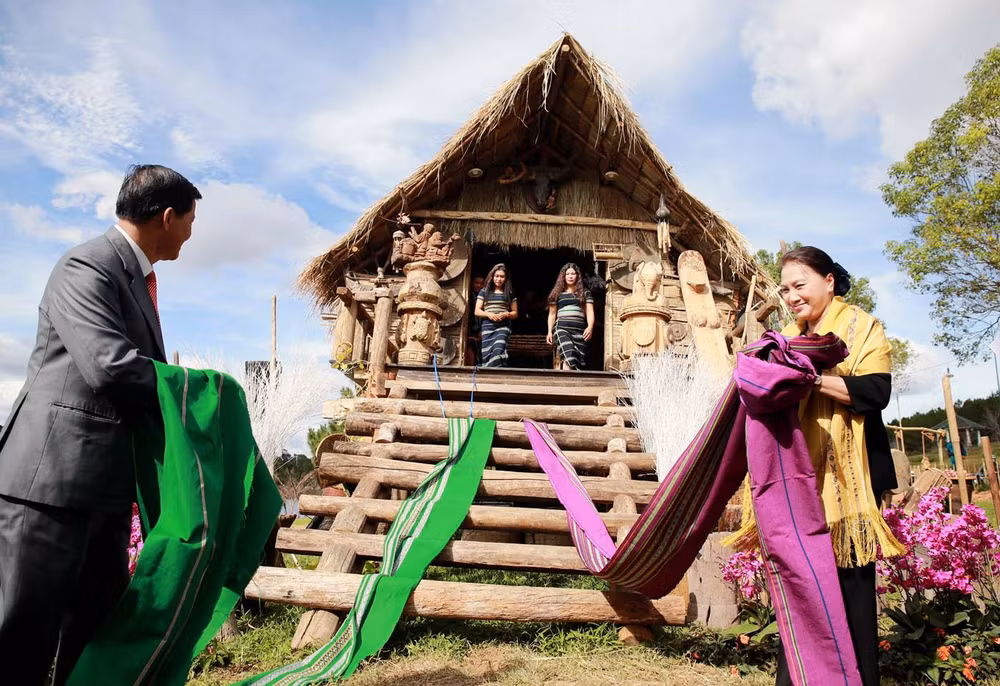 Nguyên Chủ tịch Quốc hội Nguyễn Thị Kim Ngân cùng Bí thư Tỉnh ủy Lâm Đồng Trần Đức Quận thực hiện nghi thức khai mở không gian triển lãm “Thiên đường Tây Nguyên”.