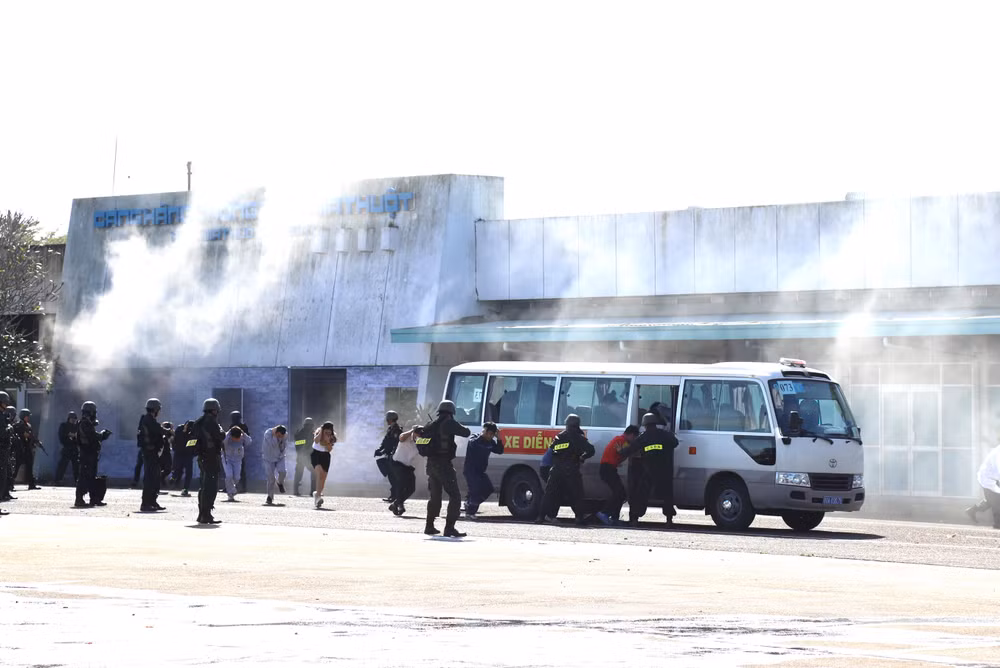 Lực lượng công an giải cứu con tin bị các đối tượng khống chế.