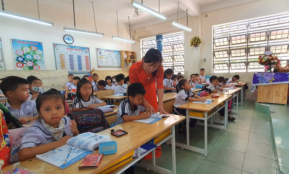 Cô Trần Thị Hồng Vân chủ động xin luân chuyển từ trường thừa qua trường thiếu, giúp ổn định công tác dạy học tại trường mới.