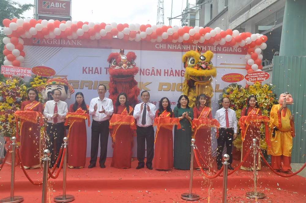 Cắt băng khai trương Ngân hàng số-Agribank Digital tại Tiền Giang.
