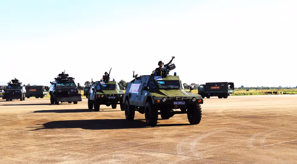 Xe bọc thép và lực lượng cảnh sát đặc nhiệm, phòng, chống khủng bố tham gia diễn tập.