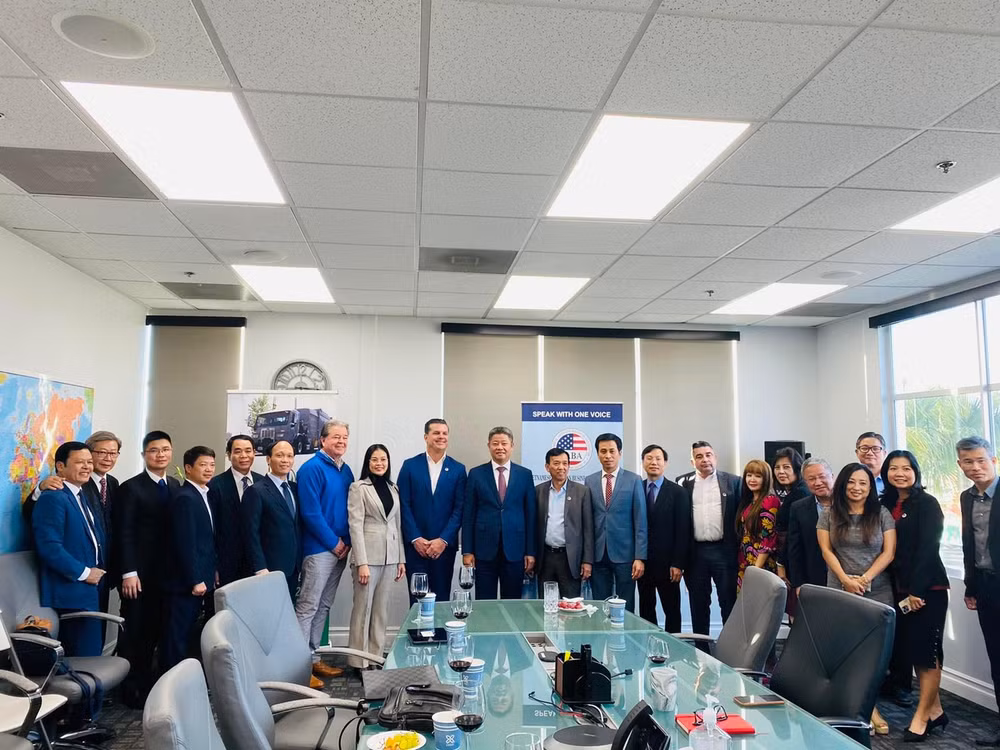 Đoàn công tác xúc tiến đầu tư, thương mại, du lịch thành phố Hà Nội tại buổi tọa đàm với các cơ quan chuyên môn và doanh nghiệp Bang San Francisco. (Ảnh: HPA)