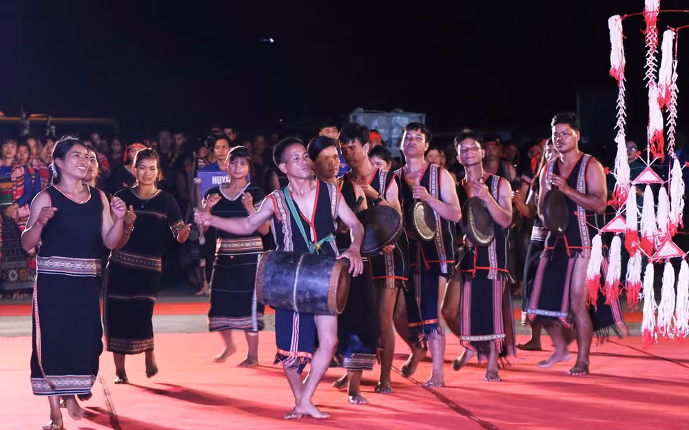 Nghệ nhân huyện Kon Plông trình diễn cồng chiêng, xoang tại Hội thi.