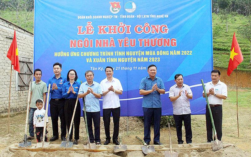Đại diện Đoàn Khối Doanh nghiệp Trung ương, Tỉnh đoàn Nghệ An và các đơn vị liên quan khởi công xây dựng công trình “Ngôi nhà Yêu thương” tặng hộ gia đình anh Đặng Thế Thuận (xã Nghĩa Hành, huyện Tân Kỳ, Nghệ An).