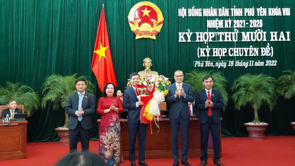 Thường trực Tỉnh ủy, Hội đồng nhân dân, Ủy ban nhân dân, Ủy ban Mặt trận Tổ quốc Việt Nam tỉnh Phú Yên tặng hoa chúc mừng ông Tạ Anh Tuấn được bầu giữ chức Chủ tịch Ủy ban nhân dân tỉnh Phú Yên nhiệm kỳ 2021-2026.