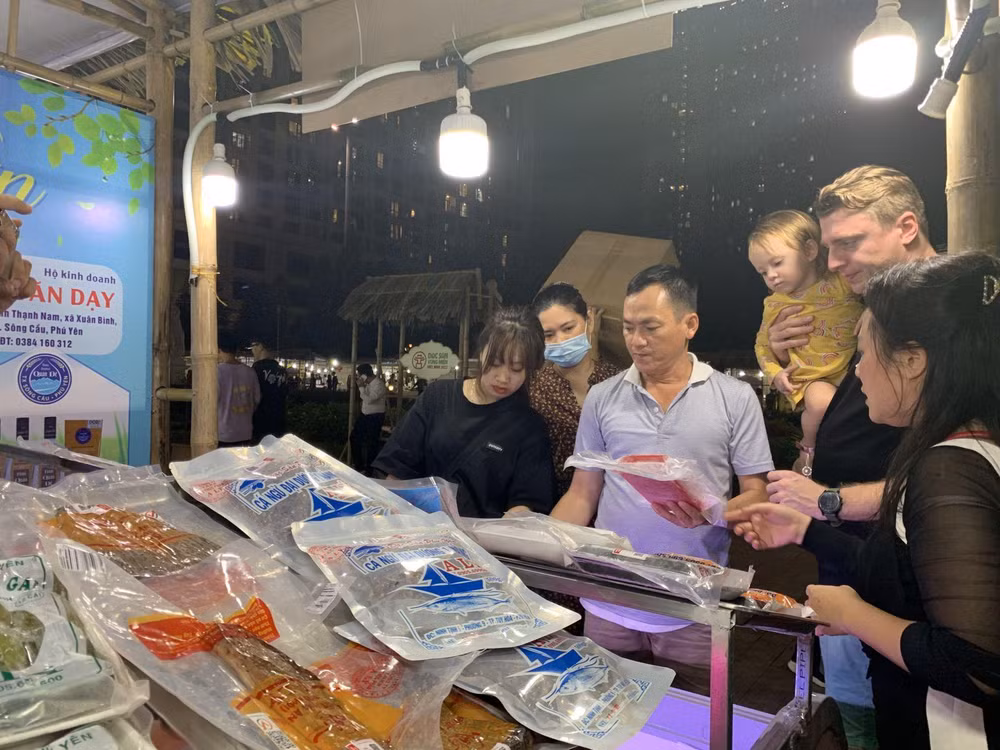 Người tiêu dùng trong và ngoài nước tham quan mua sắm tại Hội chợ. (Ảnh: CTV)