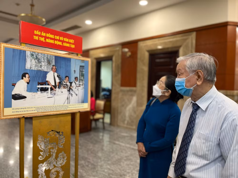 Đại biểu tham quan hình ảnh về cuộc đời và sự nghiệp cách mạng của đồng chí Võ Văn Kiệt được trưng bày tại Hội thảo.