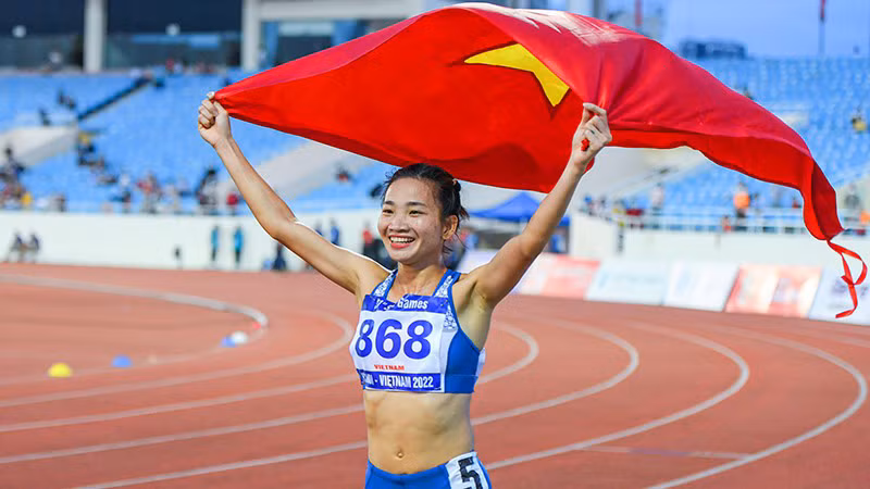 Nguyễn Thị Oanh giành Huy chương Vàng nội dung 3.000 m vượt chướng ngại vật nữ tại SEA Games 31. (Ảnh: THÀNH ĐẠT)