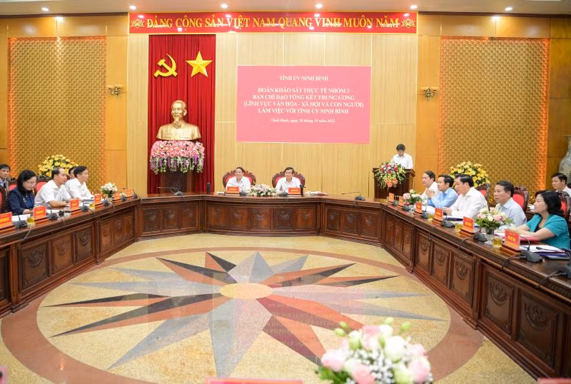 Đoàn khảo sát làm việc với Tỉnh ủy Ninh Bình về tổng kết nội dung 4 về lĩnh vực văn hóa-xã hội và con người. (Ảnh: TRƯỜNG GIANG)