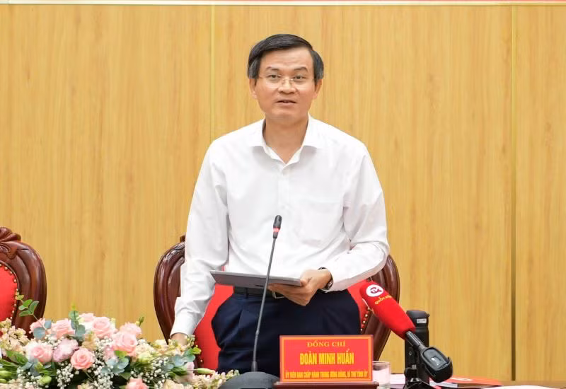 Đồng chí Đoàn Minh Huấn, Ủy viên Trung ương Đảng, Bí thư Tỉnh ủy Ninh Bình phát biểu làm sâu sắc thêm một số vấn đề thực tiễn về phát triển văn hóa-xã hội và con người tại Ninh Bình. (Ảnh: TRƯỜNG GIANG)