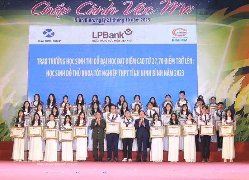 Thượng tướng, Phó Giáo sư, Tiến sĩ Bùi Văn Nam, nguyên Ủy viên Trung ương Đảng, nguyên Bí thư Tỉnh ủy Ninh Bình và đồng chí Chủ tịch Ủy ban nhân dân tỉnh Phạm Quang Ngọc trao thưởng cho các em học sinh đạt kết quả cao tại chương trình "Chắp cánh ước mơ" lần thứ 13 (Ảnh: Báo Ninh Bình)