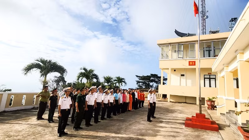 Đoàn đại biểu các tỉnh, thành phố phía nam, doanh nghiệp và cơ quan báo chí chào cờ đầu năm cùng các lực lượng đóng quân trên đảo Hòn Khoai.
