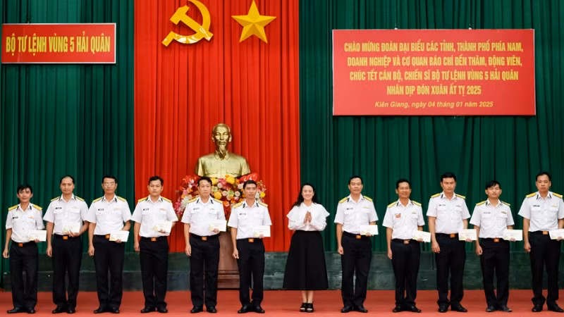 Đại diện Liên đoàn Lao động thành phố Cần Thơ tặng quà Bộ Tư lệnh Vùng 5 Hải quân.