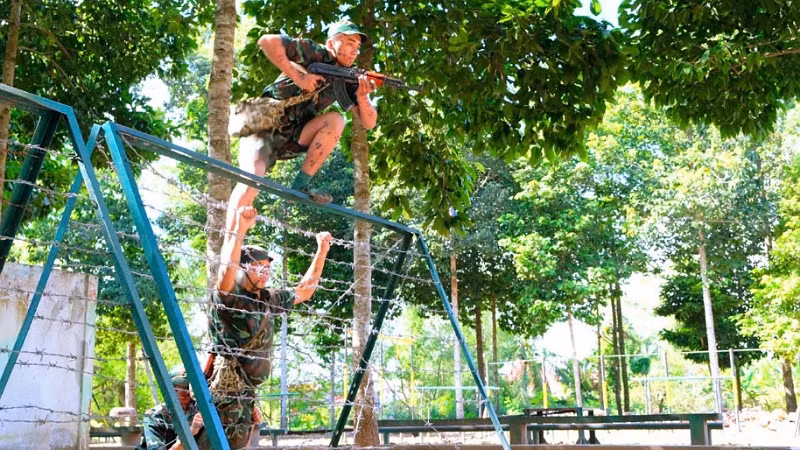 Vượt hàng rào mái nhà.