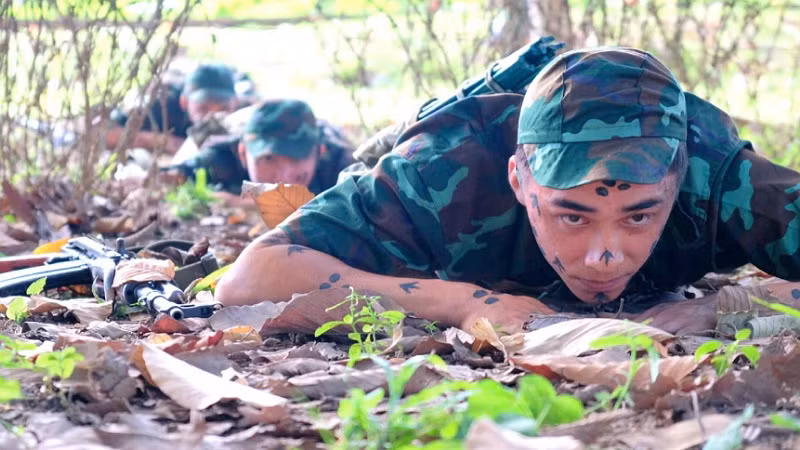 Vượt hàng rào xâm nhập mục tiêu.