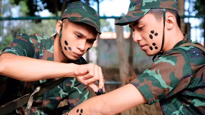 Chiến đấu viên huấn luyện nội dung kỹ thuật ngụy trang.