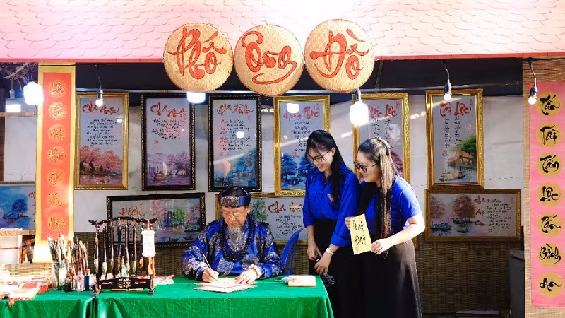 Nhiều bạn trẻ đến xin chữ đầu năm.