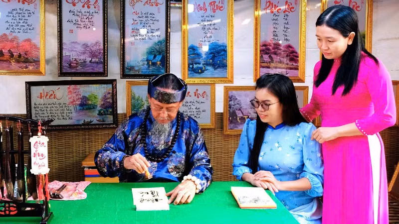 Du khách xin chữ tại gian hàng "Phố Ông Đồ".