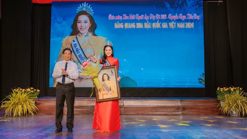 Lãnh đạo Ủy ban nhân dân thành phố Cần Thơ trao quà tặng hoa hậu Nguyễn Ngọc Kiều Duy.