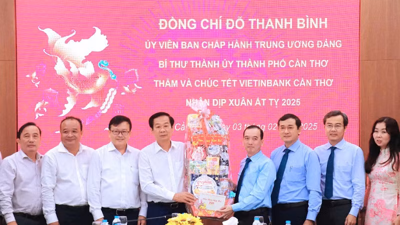 Lãnh đạo Thành ủy Cần Thơ gửi quà mừng năm mới đến Vietinbank, chi nhánh Cần Thơ.