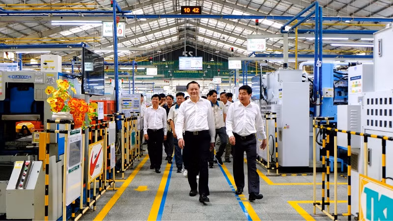 Lãnh đạo thành phố Cần Thơ tham quan thực tế tình hình sản xuất ngày đầu năm mới tại một doanh nghiệp trên địa bàn.