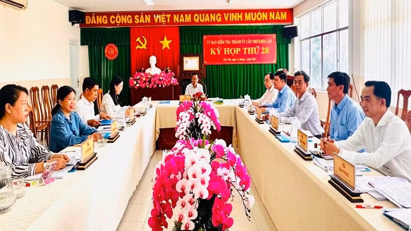 Quang cảnh kỳ họp thứ 28 của Ủy ban Kiểm tra Thành ủy Cần Thơ.