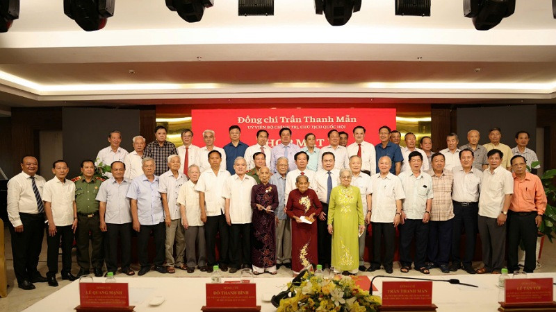 Chủ tịch Quốc hội và các đại biểu tại cuộc họp mặt. Chủ tịch Quốc hội và các đại biểu tại cuộc họp mặt.