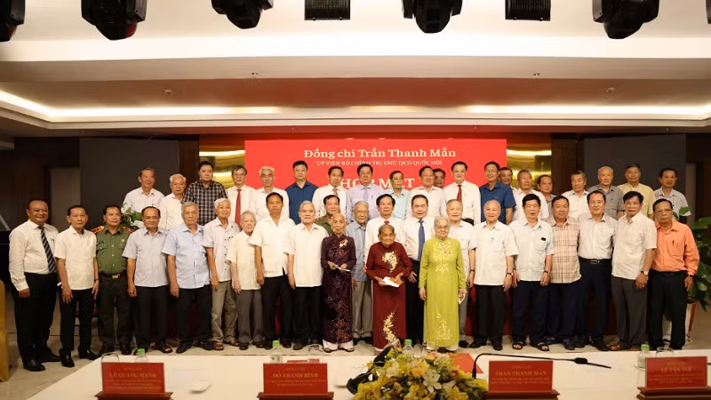 Chủ tịch Quốc hội và các đại biểu tại cuộc họp mặt.