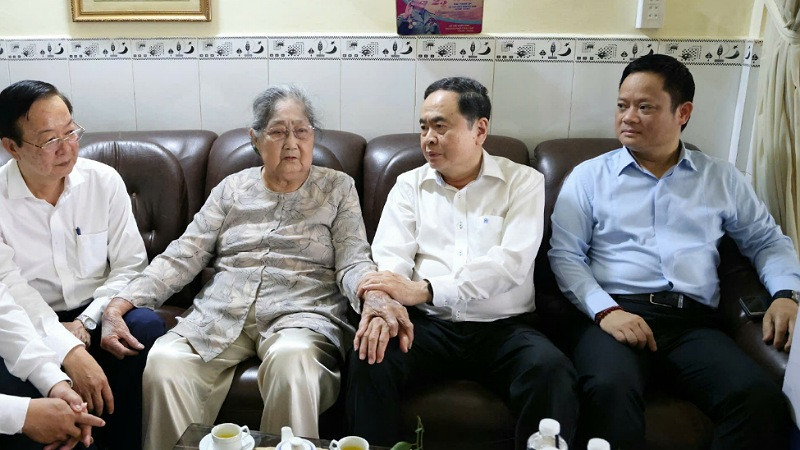 Chủ tịch Quốc hội Trần Thanh Mẫn thăm, tặng quà nguyên Phó Tham mưu trưởng Quân khu 9 Ung Thị Bé. Chủ tịch Quốc hội Trần Thanh Mẫn thăm, tặng quà nguyên Phó Tham mưu trưởng Quân khu 9 Ung Thị Bé.