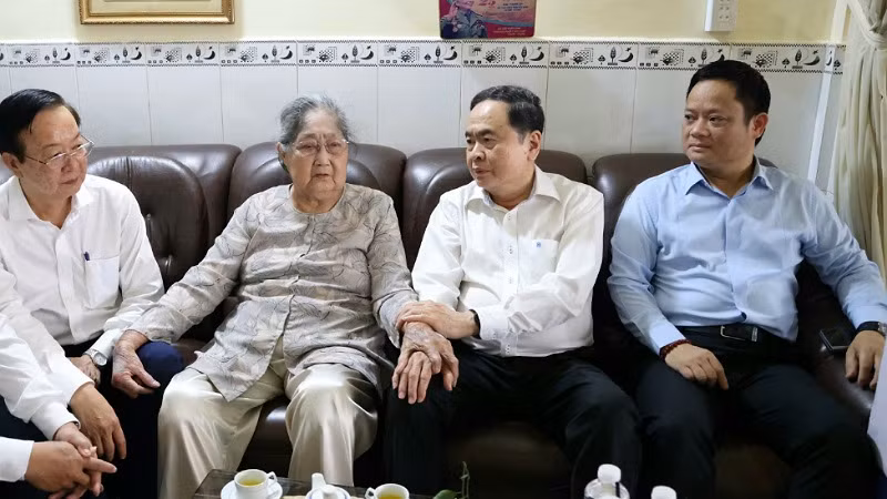 Chủ tịch Quốc hội Trần Thanh Mẫn thăm, tặng quà nguyên Phó Tham mưu trưởng Quân khu 9 Ung Thị Bé.