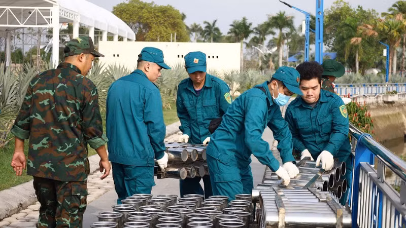 Công tác chuẩn bị pháo hoa trên sà lan 2.000 tấn.