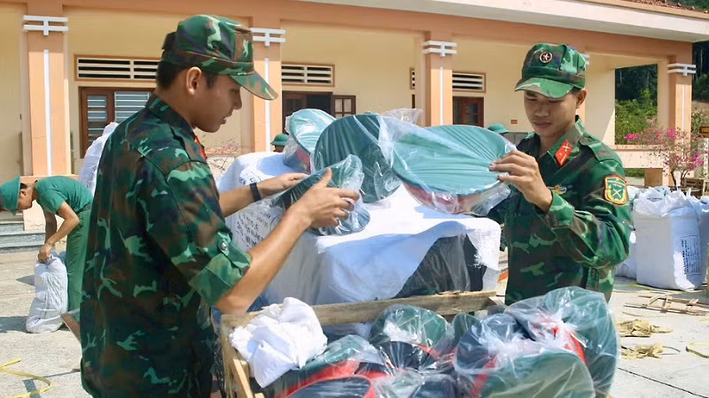 Tiểu đoàn 860, Lữ đoàn 950, Quân khu 9 tổ chức tiếp nhận quân trang cho chiến sĩ mới.